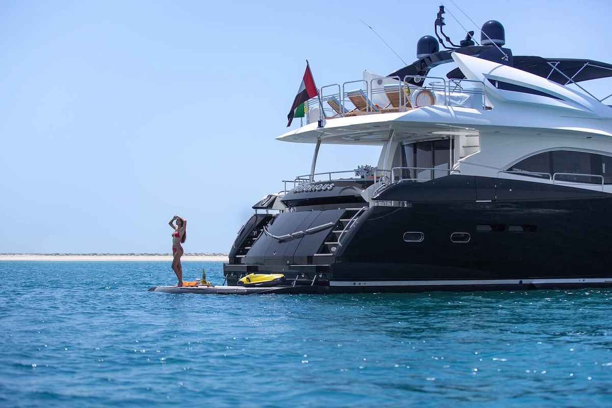 Аренда моторной яхты Sunseeker 90 Notorious в Дубае ОАЭ
